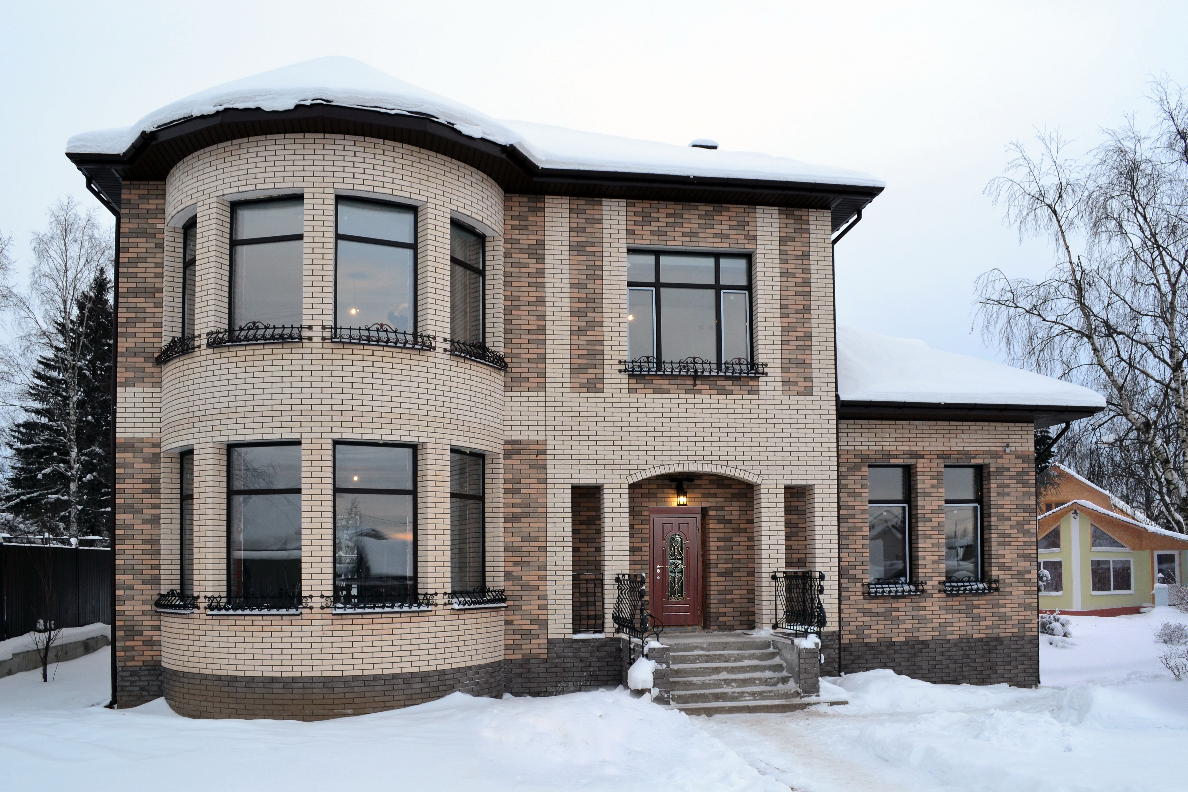 дом из кирпича. фасады частных домов двухэтажных. кирпичный двухэтажный дом шоколад. облицовка двухэтажного дома. кирпичный дом.